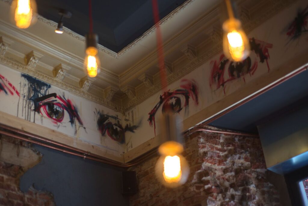 restaurante cultural en Madrid – inspiración artística con mural contemporáneo y ambiente íntimo