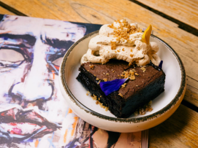 brownie casero con crema – postre artesanal en Lavapiés