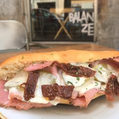 bocadillo gourmet en restaurante creativo de Madrid – carne curada y queso