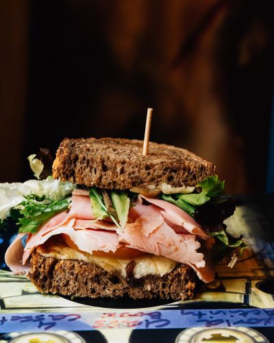 sándwich creativo con pan integral – cocina fusión en restaurante Lavapiés